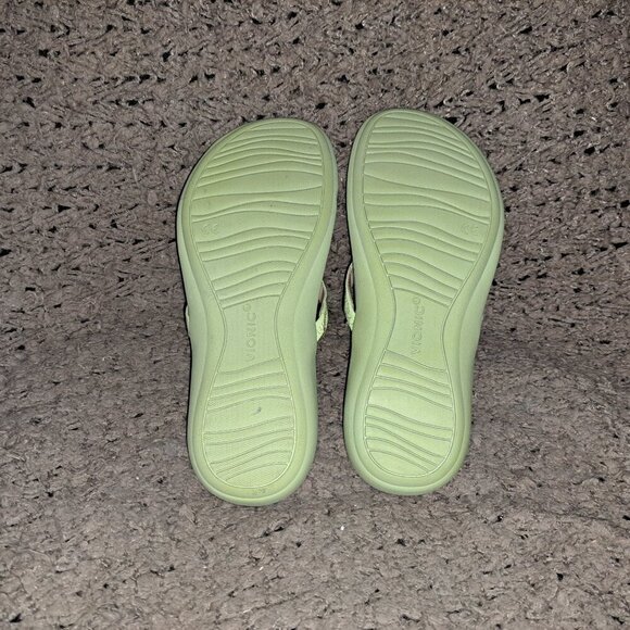 VIONIC-Thongs/Flip Flops-Pale Green Patent/Silver Medallion-Sz 36-5/6-Excellent - Picture 8 of 8